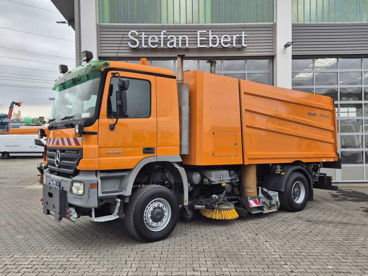 Mercedes-Benz Actros 2032 A 4x4 Bucher STKF 9500 Airport 30x - Măturătoare stradală: Foto 3 Mercedes-Benz Actros 2032 A 4x4 Bucher STKF 9500 Airport 30x - Măturătoare stradală: Foto 3