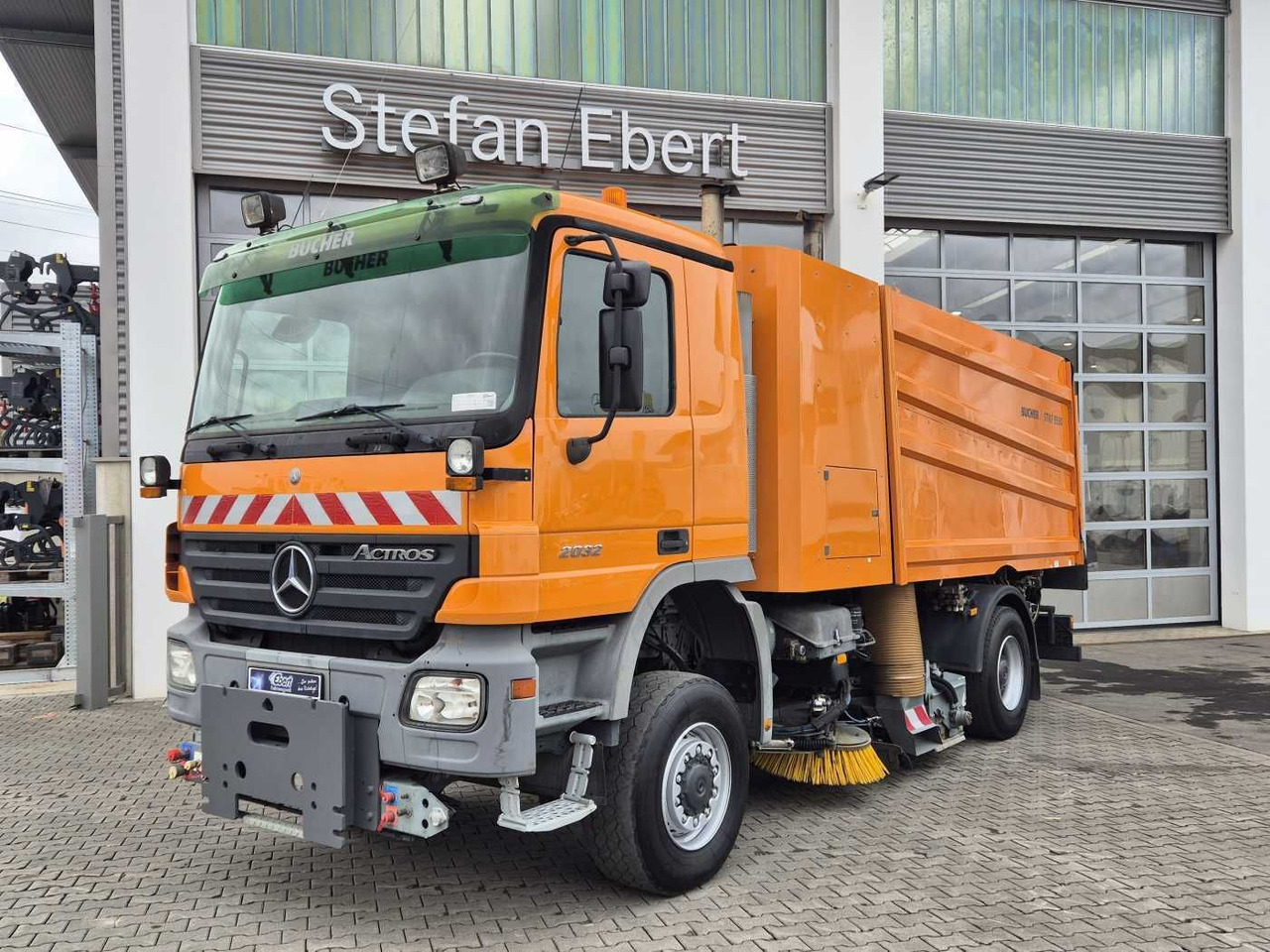 Mercedes-Benz Actros 2032 A 4x4 Bucher STKF 9500 Airport 30x - Măturătoare stradală: Foto 1 Mercedes-Benz Actros 2032 A 4x4 Bucher STKF 9500 Airport 30x - Măturătoare stradală: Foto 1