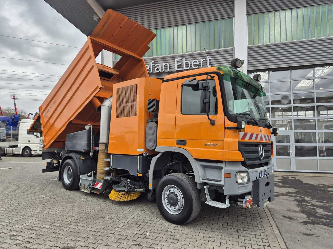Mercedes-Benz Actros 2032 A 4x4 Bucher STKF 9500 Airport 30x - Măturătoare stradală: Foto 2 Mercedes-Benz Actros 2032 A 4x4 Bucher STKF 9500 Airport 30x - Măturătoare stradală: Foto 2