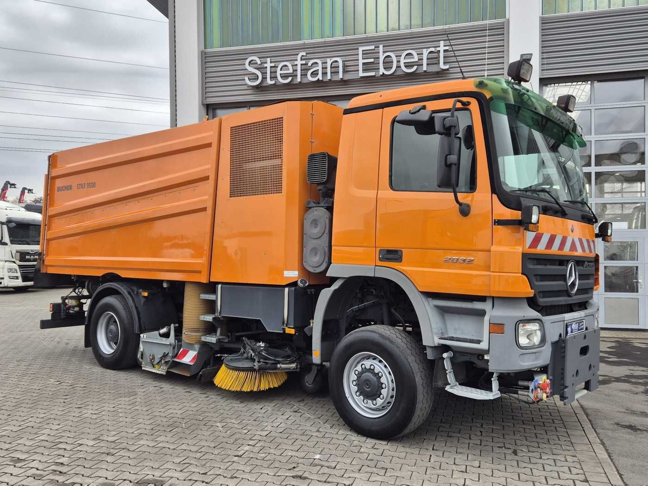 Mercedes-Benz Actros 2032 A 4x4 Bucher STKF 9500 Airport 30x - Măturătoare stradală: Foto 4 Mercedes-Benz Actros 2032 A 4x4 Bucher STKF 9500 Airport 30x - Măturătoare stradală: Foto 4