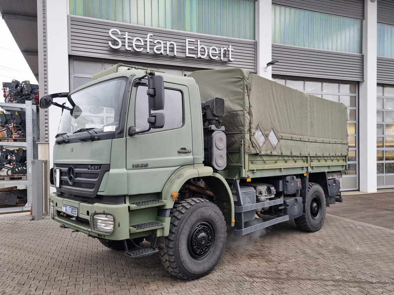 Mercedes-Benz Axor 1829 A 4x4 Pritsche/Plane 10 Stück - Camion cu prelată: Foto 1 Mercedes-Benz Axor 1829 A 4x4 Pritsche/Plane 10 Stück - Camion cu prelată: Foto 1