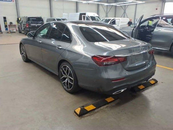 Mercedes-Benz E 220 d AMG NIGHT+BURM+PANO+DISTR+HUD - Berlină/ Sedan: Foto 4 Mercedes-Benz E 220 d AMG NIGHT+BURM+PANO+DISTR+HUD - Berlină/ Sedan: Foto 4