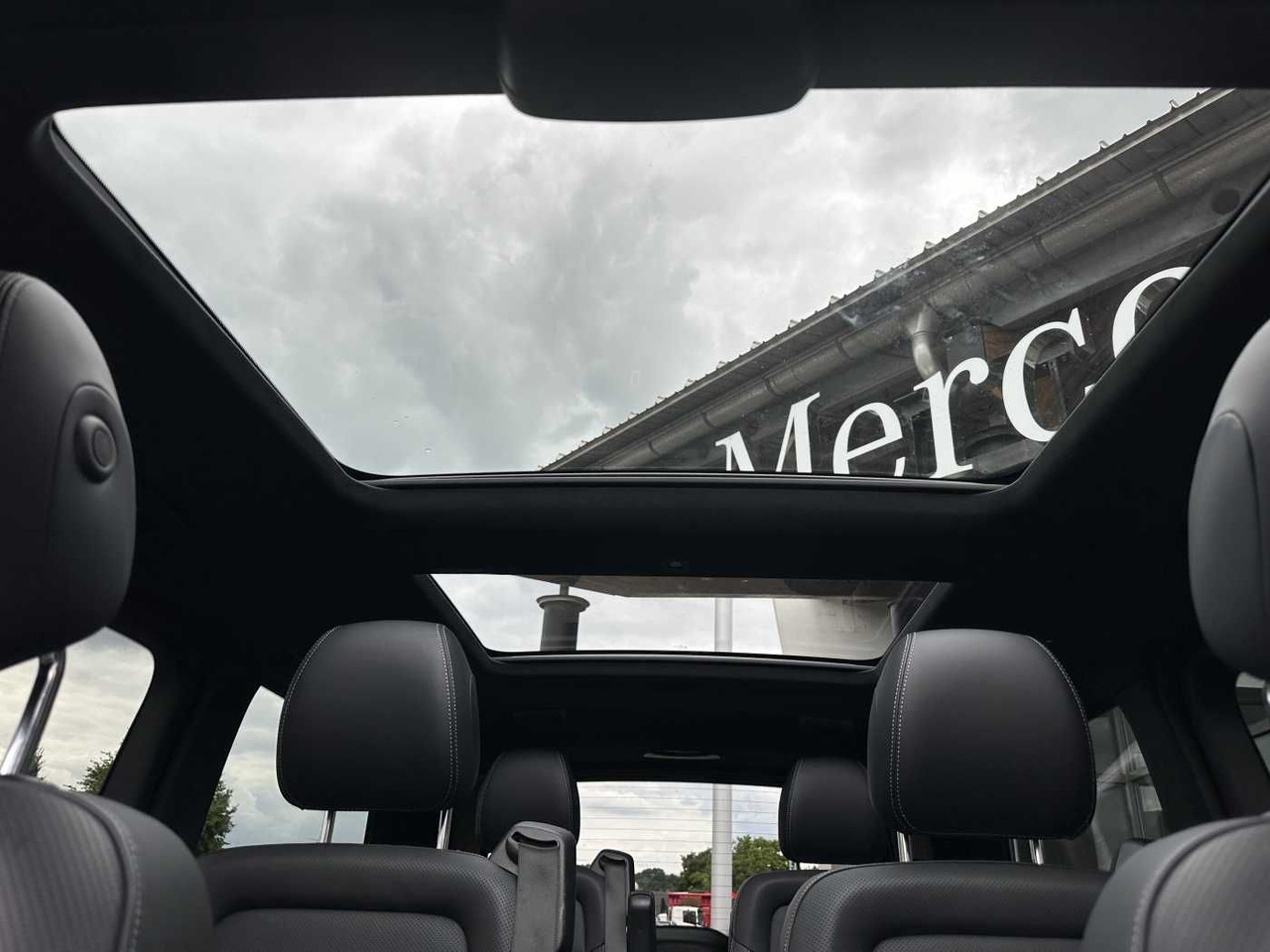 Mașină break Mercedes-Benz V 300 d 4MATIC EXCLUSIVE AMG Panorama DISTRONIC: Foto 11 Mașină break Mercedes-Benz V 300 d 4MATIC EXCLUSIVE AMG Panorama DISTRONIC: Foto 11