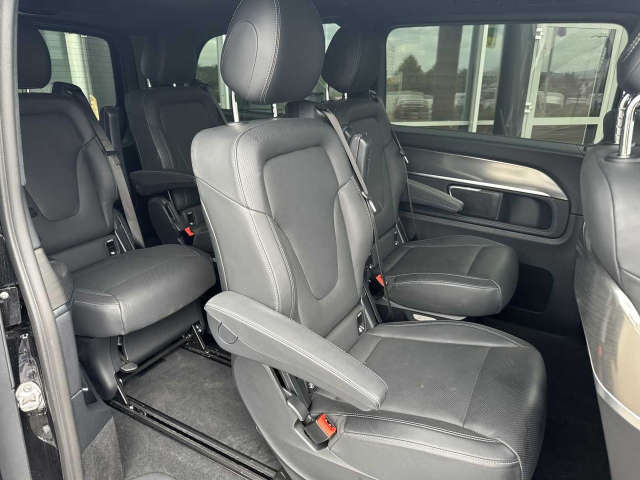 Mașină break Mercedes-Benz V 300 d 4MATIC EXCLUSIVE AMG Panorama DISTRONIC: Foto 8 Mașină break Mercedes-Benz V 300 d 4MATIC EXCLUSIVE AMG Panorama DISTRONIC: Foto 8