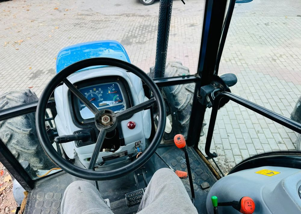 New Holland TD5050 - Tractor agricol: Foto 4 New Holland TD5050 - Tractor agricol: Foto 4