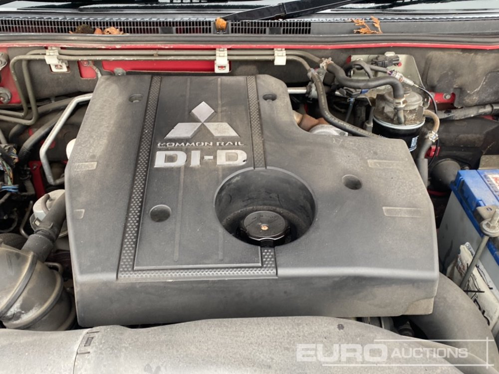 SUV 2012 Mitsubishi Shogun: Foto 27