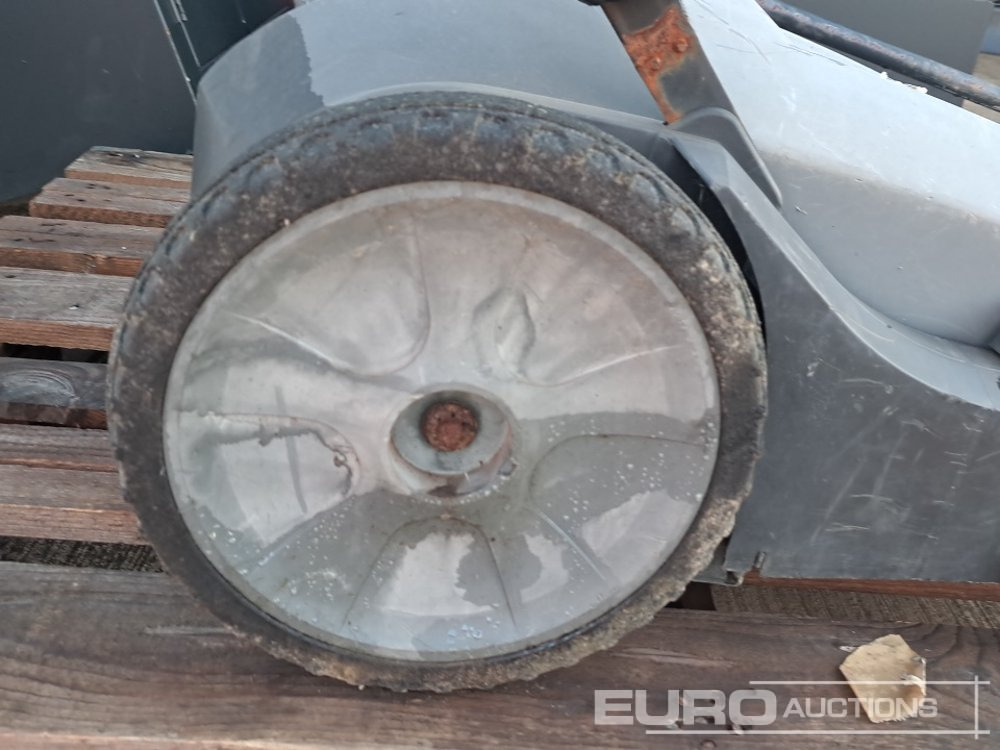 Echipamente de constructii Karcher Prokm 400 Pedestrian Sweeper: Foto 6