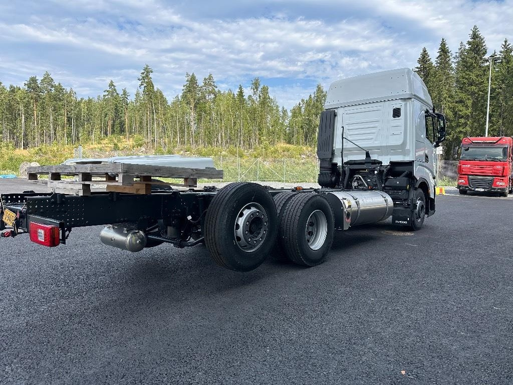 Iveco S-Way AS26S50 NP 2xLNG 6x2*4 - Camion şasiu: Foto 4 Iveco S-Way AS26S50 NP 2xLNG 6x2*4 - Camion şasiu: Foto 4