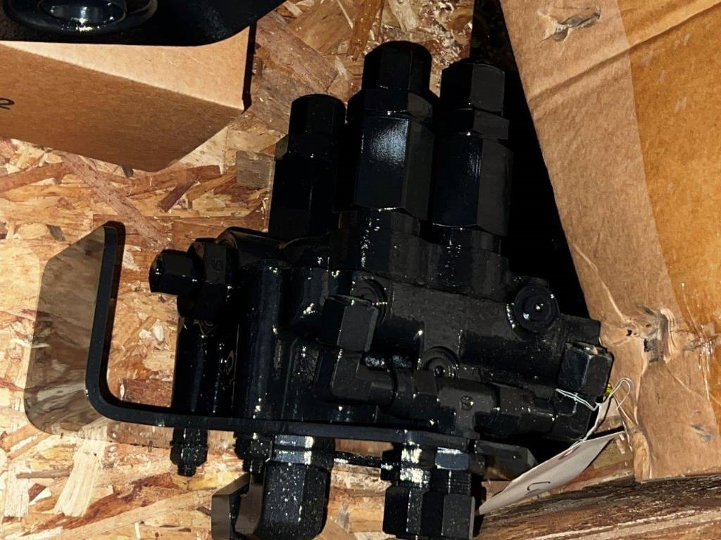 CNH Hydraulic drive - CNH - MG18 - Cadru/ Şasiu pentru Utilaje agricole: Foto 5 CNH Hydraulic drive - CNH - MG18 - Cadru/ Şasiu pentru Utilaje agricole: Foto 5