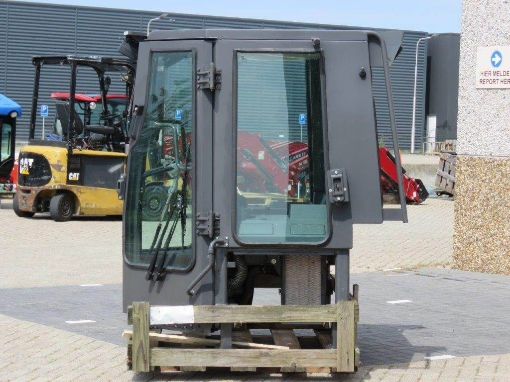 New Holland CE - Cabină pentru Utilaje constructii: Foto 3 New Holland CE - Cabină pentru Utilaje constructii: Foto 3