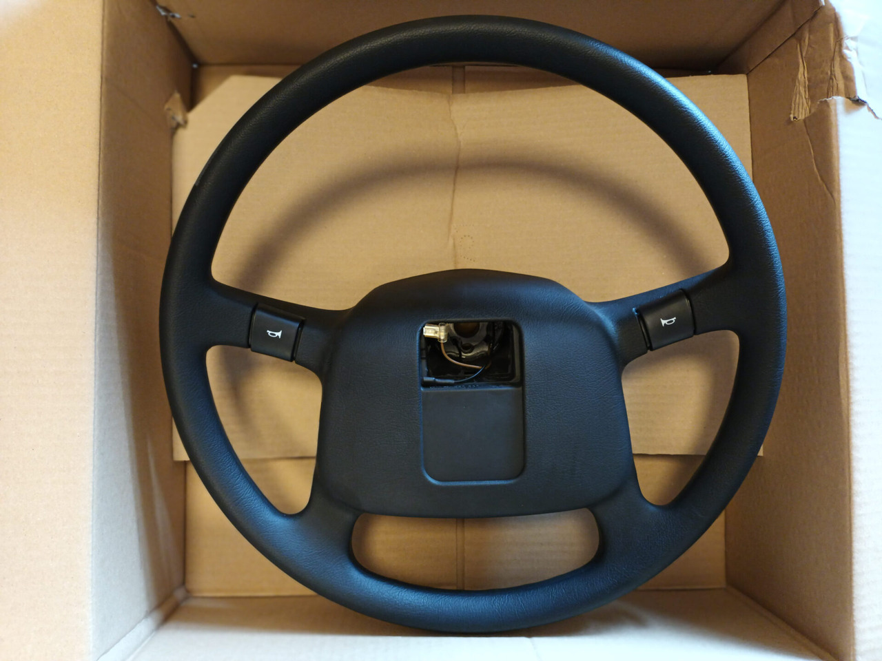 VOLVO STEERING WHEEL 1062027 - Volan pentru Camion: Foto 3 VOLVO STEERING WHEEL 1062027 - Volan pentru Camion: Foto 3