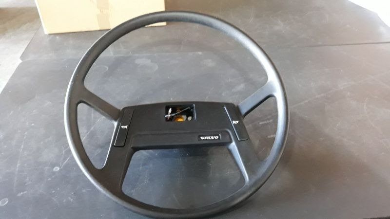 VOLVO STEERING WHEEL 1081910 - Volan pentru Camion: Foto 1 VOLVO STEERING WHEEL 1081910 - Volan pentru Camion: Foto 1