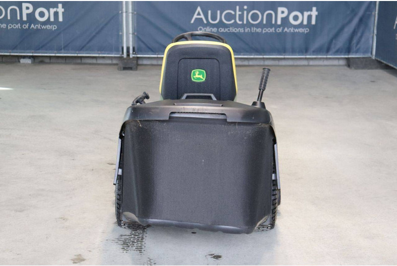 John Deere X166R - Maşină de tuns iarba: Foto 4 John Deere X166R - Maşină de tuns iarba: Foto 4