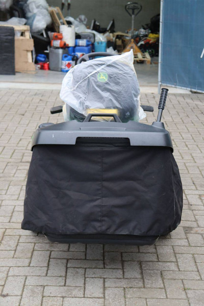 John Deere X350R - Maşină de tuns iarba: Foto 5 John Deere X350R - Maşină de tuns iarba: Foto 5