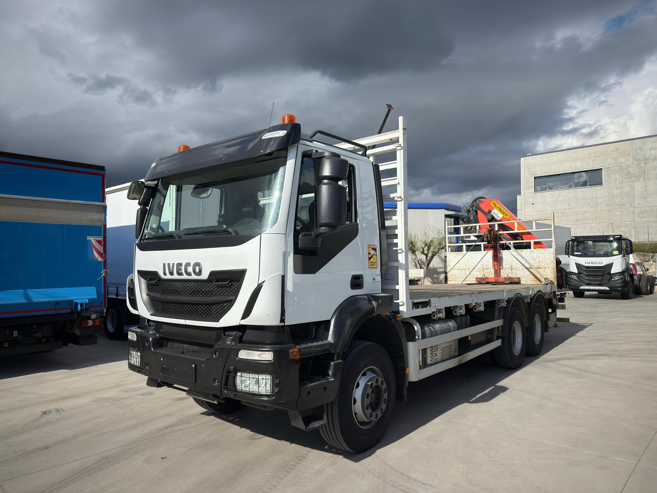 Camion platformă, Camion cu macara IVECO AD260T45 Trakker E6 (Platform): Foto 1