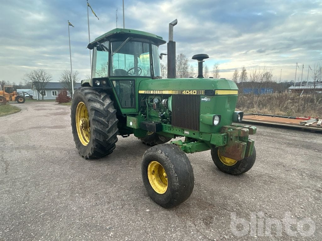 JOHN DEERE 4040 QR - Tractor agricol: Foto 3 JOHN DEERE 4040 QR - Tractor agricol: Foto 3