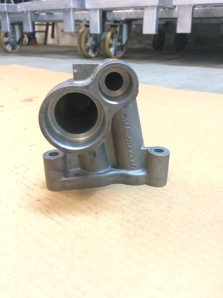 FLANGIA DI COLLEGAMENTO MODULO OLIO MAN 51054406000 - Motor şi piese pentru Camion: Foto 4 FLANGIA DI COLLEGAMENTO MODULO OLIO MAN 51054406000 - Motor şi piese pentru Camion: Foto 4